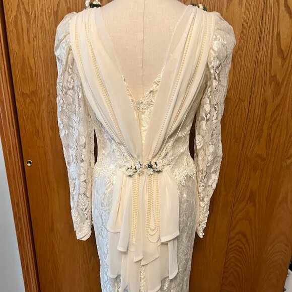 VINTAGE LACE AND SEQUIN WEDDING GOWN / IVORY / SIZE 10 - Picture 8 of 15